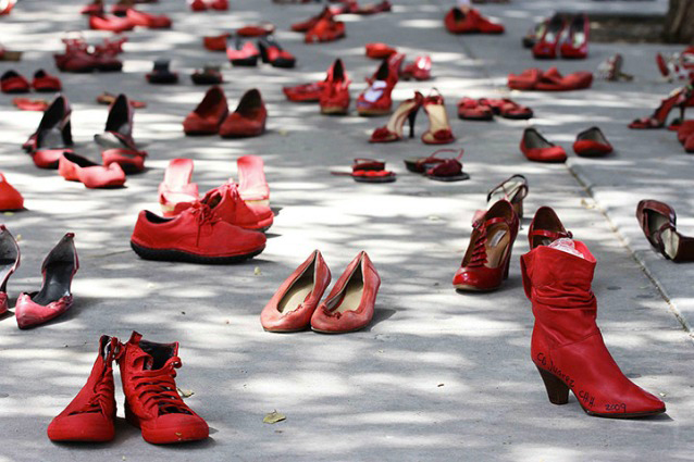 scarpe-contro-la-violenza-delle-donne-638x425.jpg (638×425)